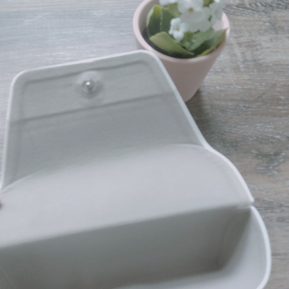 Michael Kors White Eyeglass Case - Picture 4 of 5